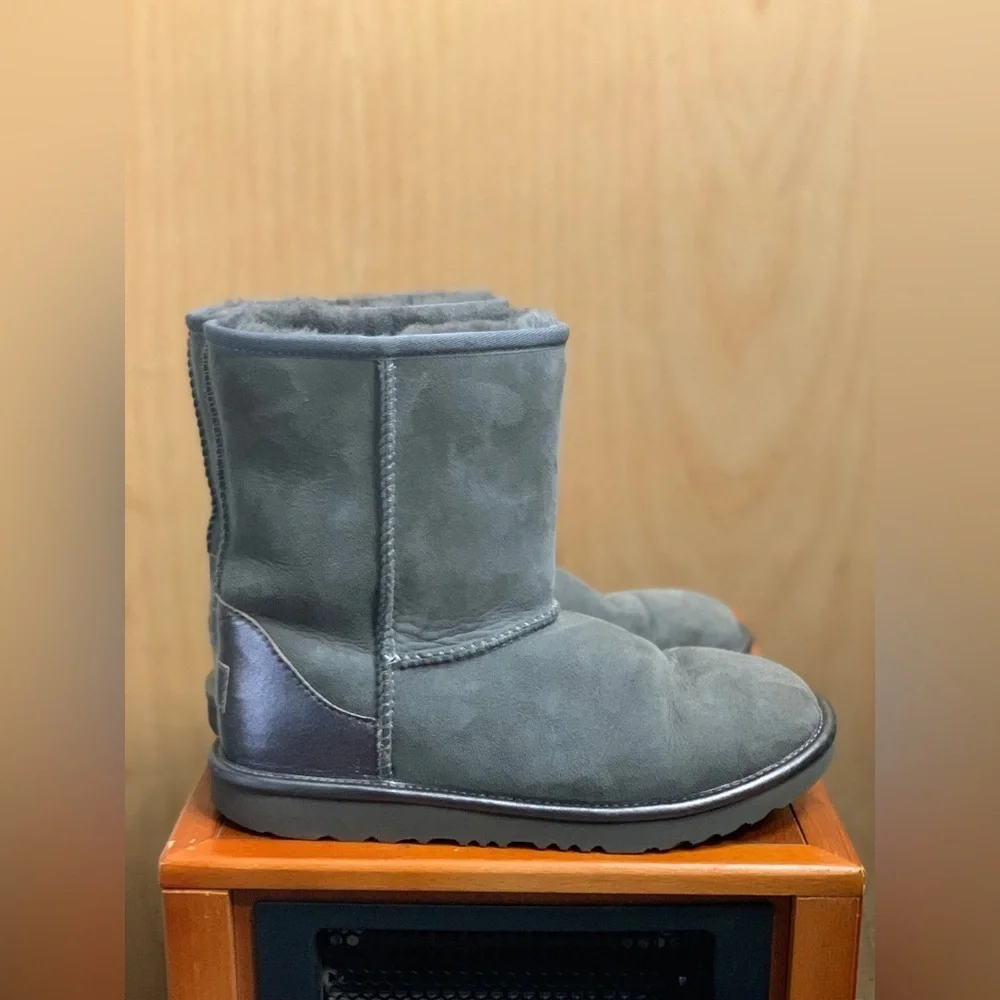 UGG Gray Suede Boots with Fur Lining.      Size-5